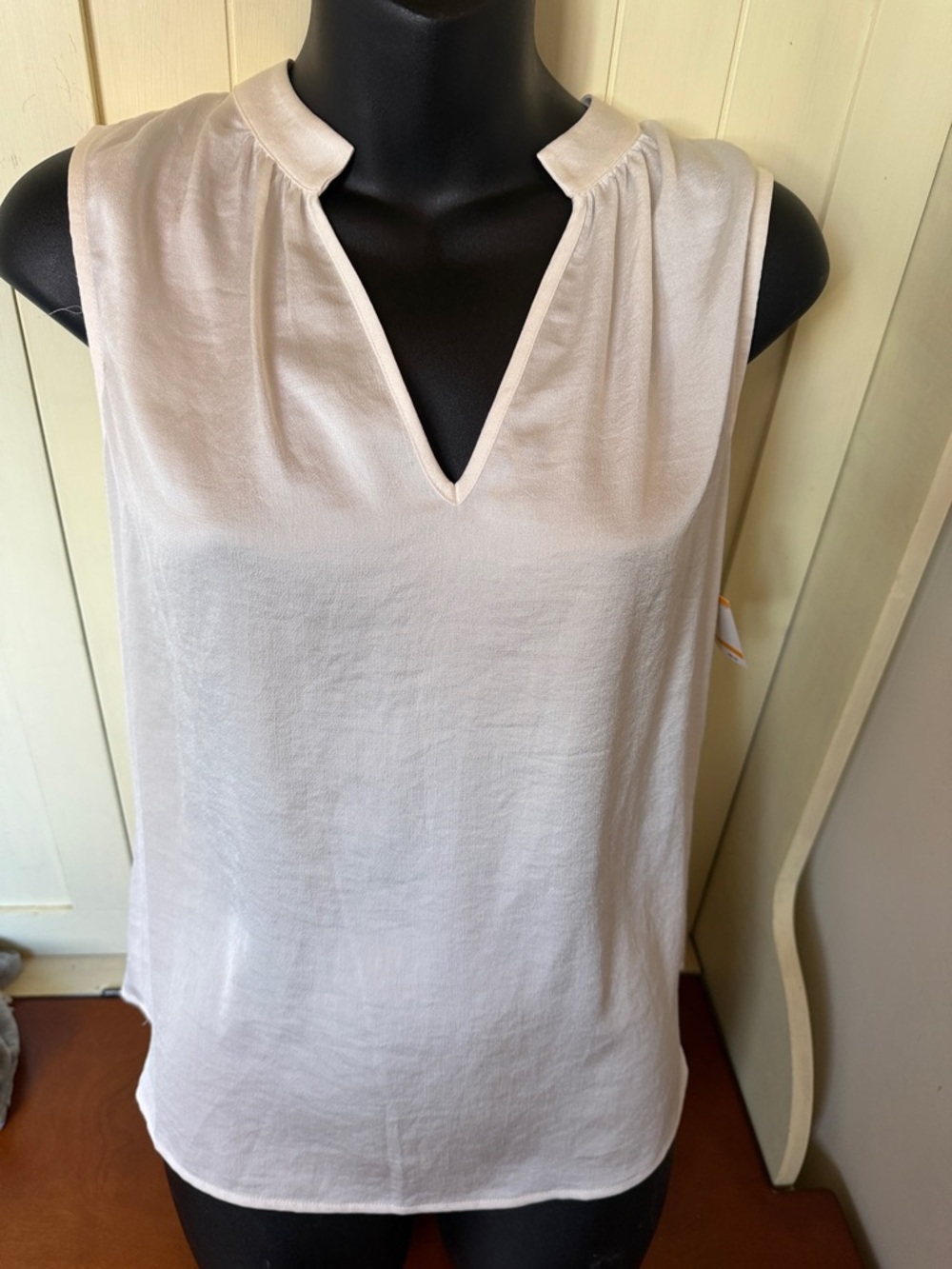 Kasper V-Notch Lily white Sleeveless Camisole NWT